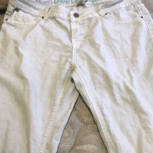 I am selling these White pants 👖 they are really cute 🥰